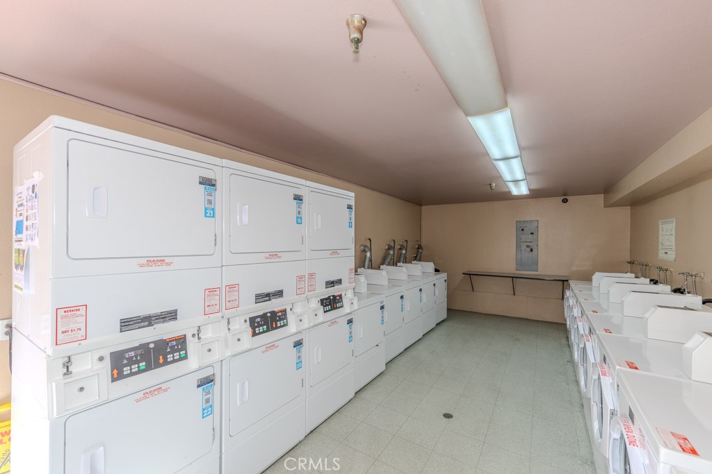 450 East 4th Street, Unit 423 Santa Ana, CA 92701 - Photo 23 of 28 Community laundry