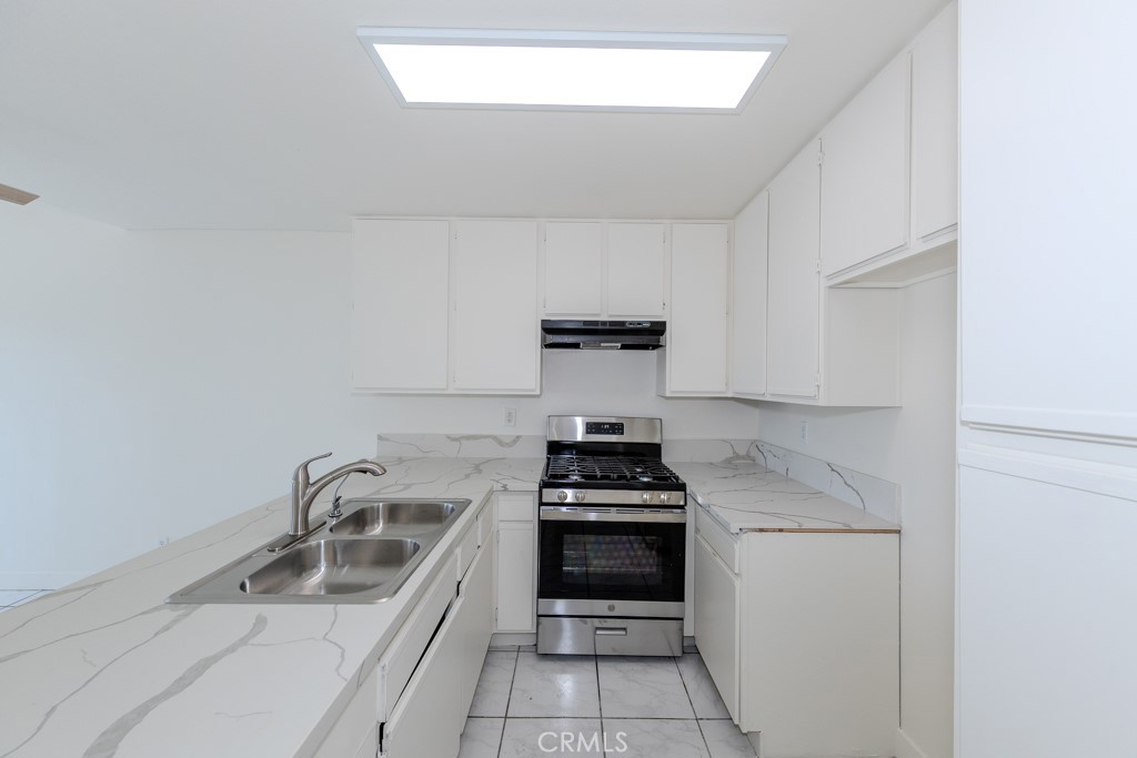 450 East 4th Street, Unit 423 Santa Ana, CA 92701 - Photo 3 of 28 Kitchen recently painted