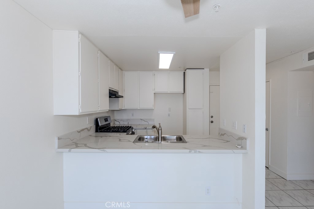 450 East 4th Street, Unit 423 Santa Ana, CA 92701 - Photo 5 of 28 Great breakfast counter