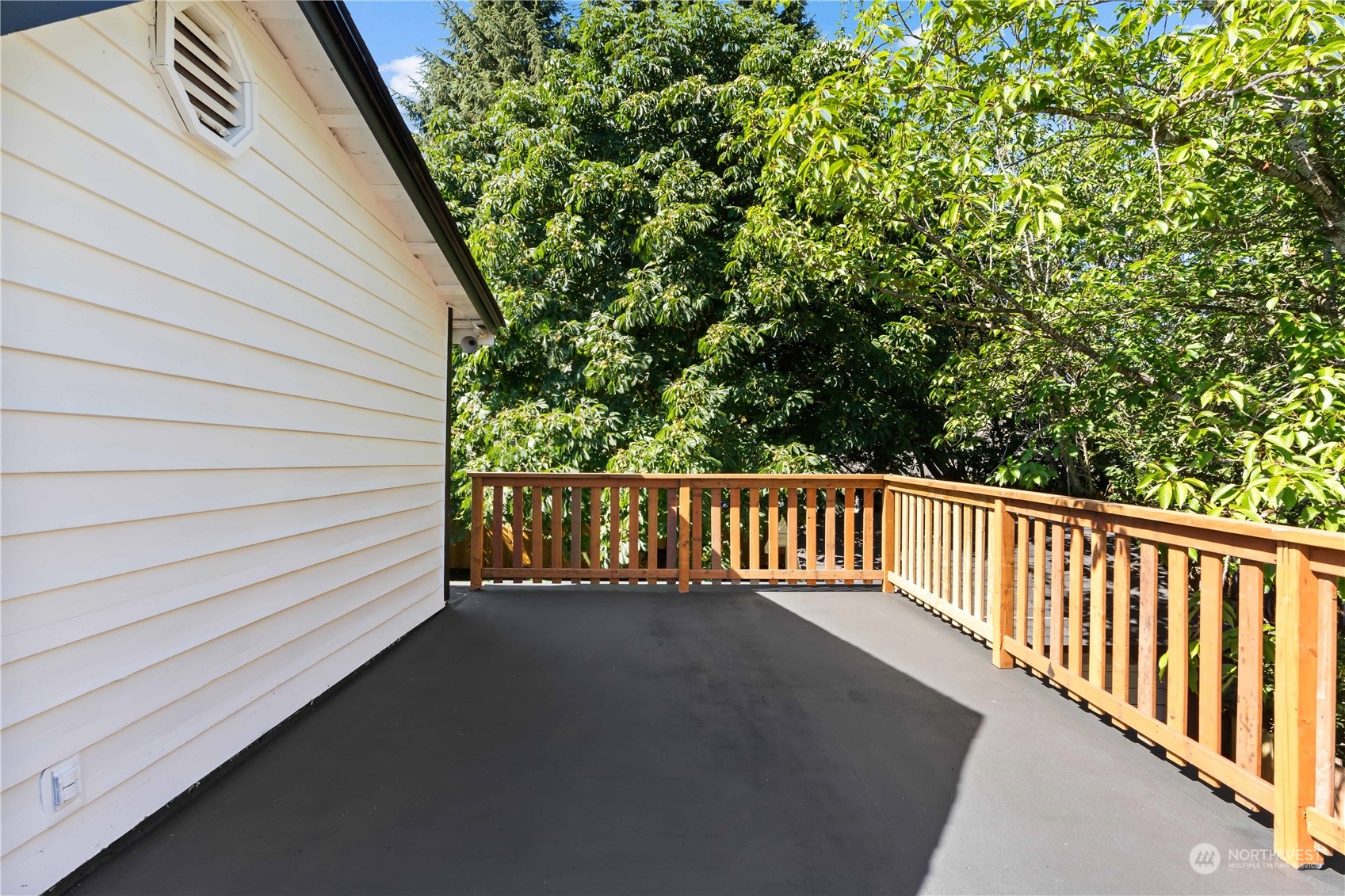 1909 Gary Street Sumner, WA 98390 - Photo 24 of 39 a view of balcony with a small garden