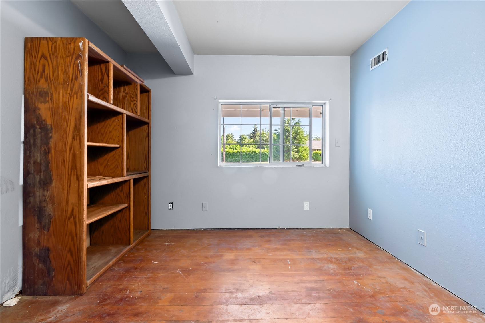 1909 Gary Street Sumner, WA 98390 - Photo 33 of 39 an empty room with shelves
