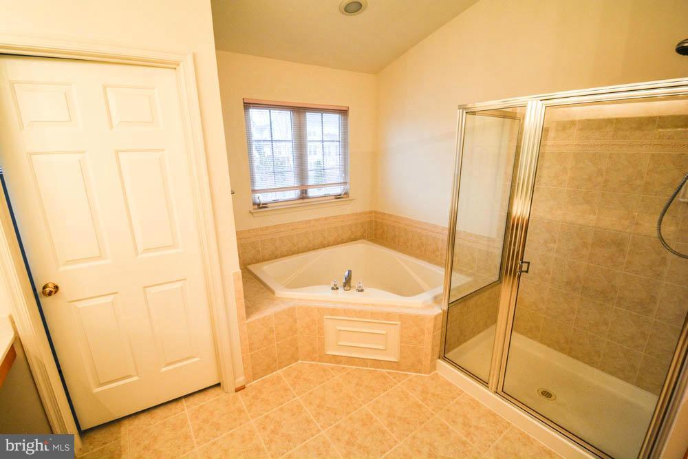 18507 Country Meadow Road Boyds, MD 20841 - Photo 14 of 25 Bath (Master)