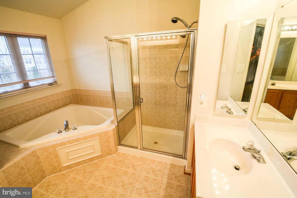18507 Country Meadow Road Boyds, MD 20841 - Photo 21 of 25 Bath (Master)