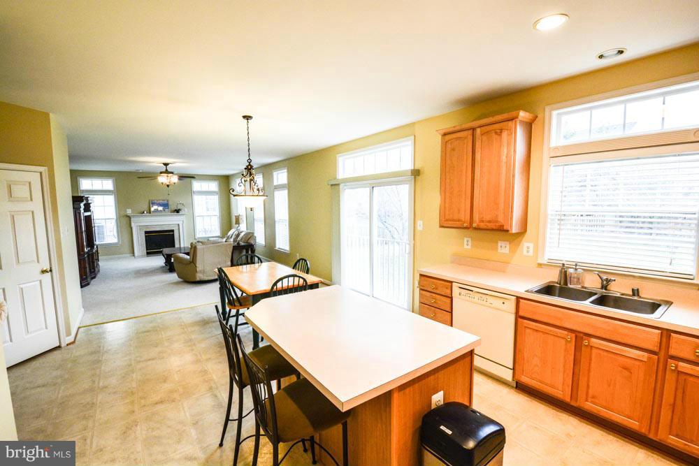 18507 Country Meadow Road Boyds, MD 20841 - Photo 4 of 25 Kitchen