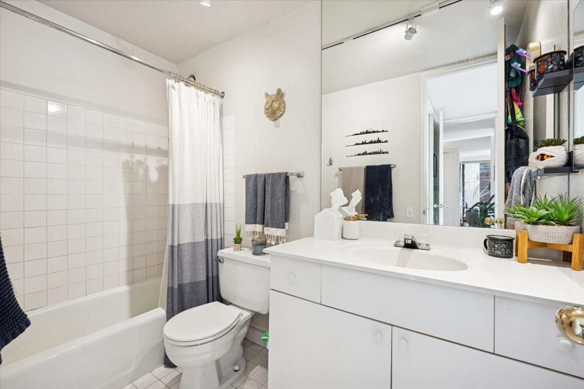 345 West Fullerton Parkway, Unit 1806 Chicago, IL 60614 - Photo 14 of 17 a bathroom with a sink toilet and shower