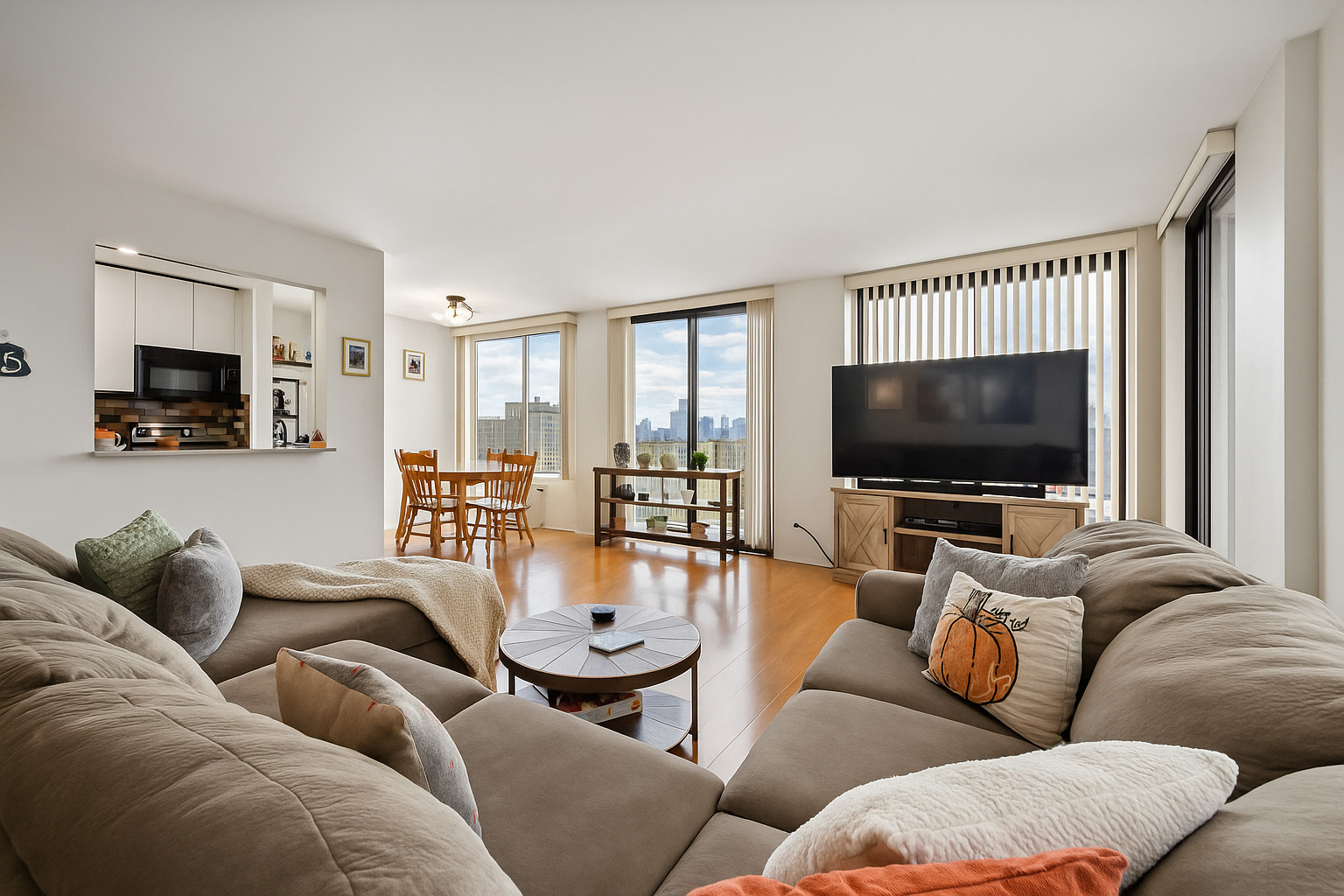 345 West Fullerton Parkway, Unit 1806 Chicago, IL 60614 - Photo 3 of 17 a living room with furniture and a flat screen tv