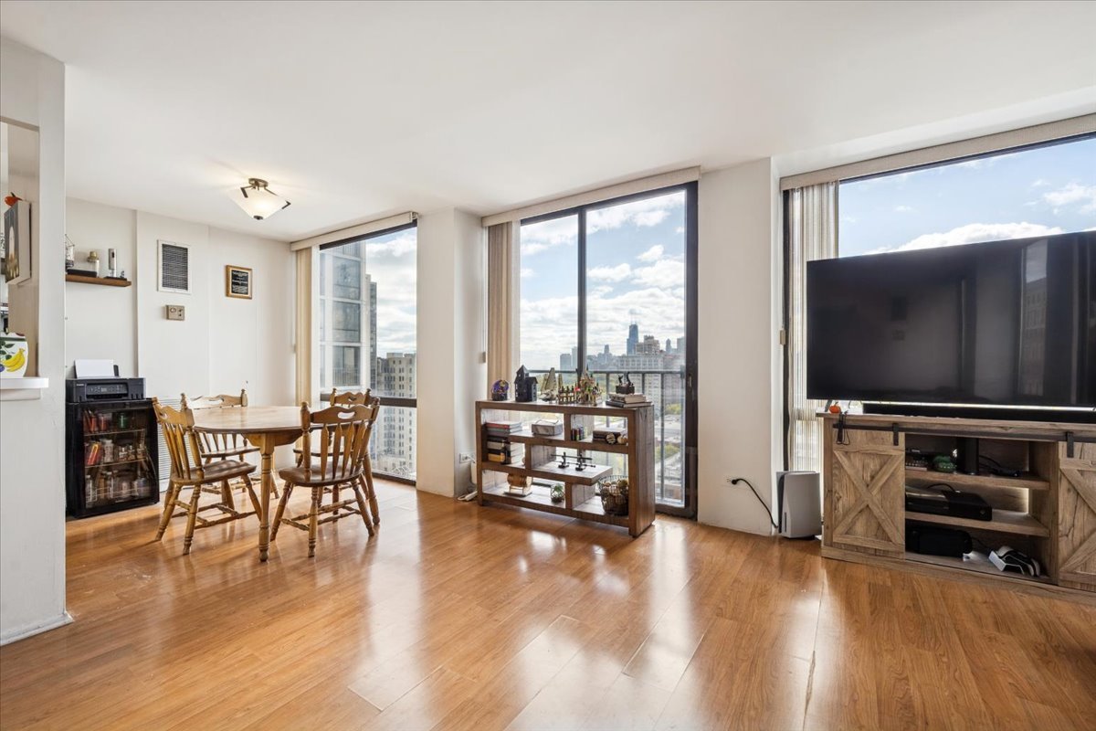345 West Fullerton Parkway, Unit 1806 Chicago, IL 60614 - Photo 5 of 17 a living room with furniture and a flat screen tv
