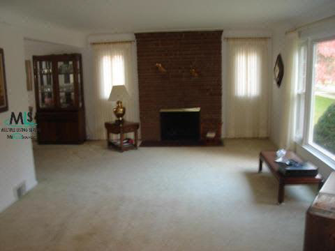 693 Hawthorne Road Grosse Pointe, MI 48236 - Photo 6 of 10 653844-5.JPG
