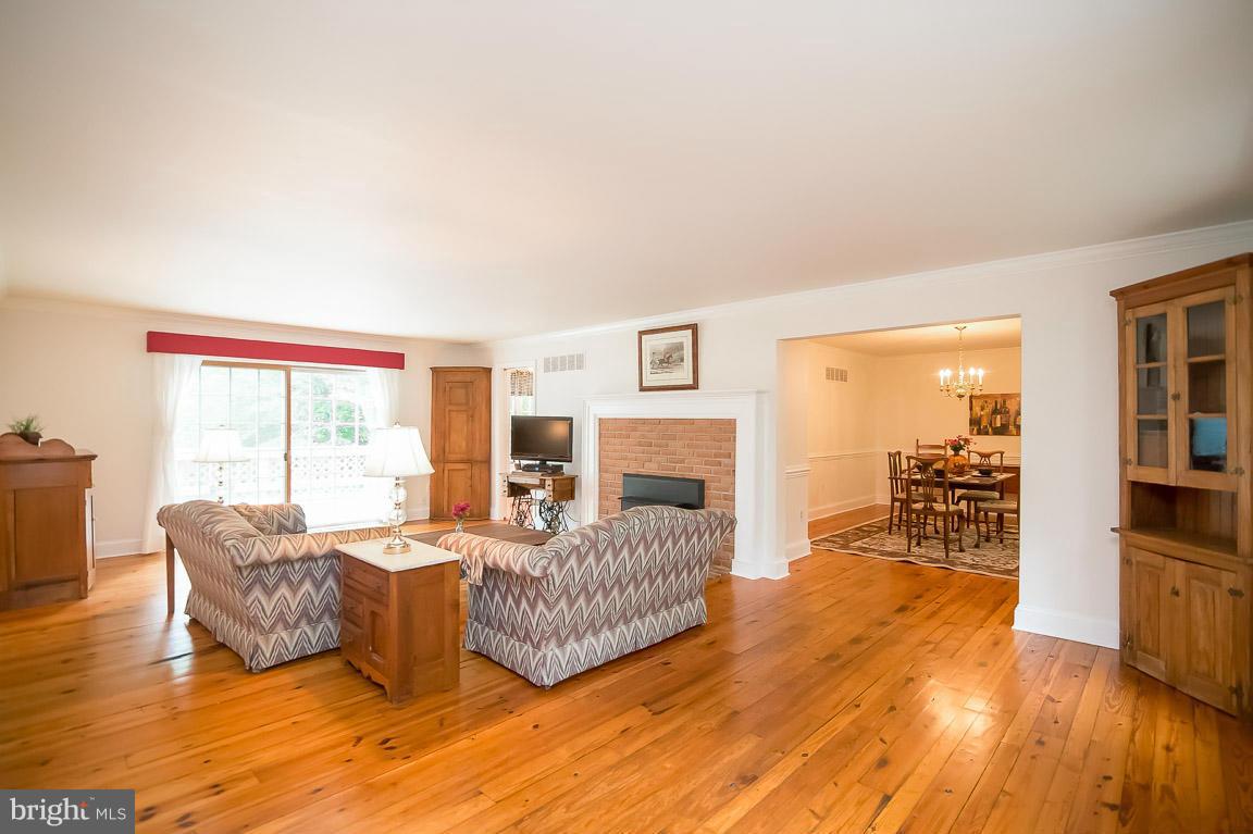 2006 Blue Mt Road Monkton, MD 21111 - Photo 4 of 18 Living Room