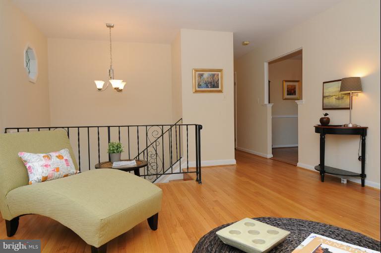 2650 Carrollton Road Annapolis, MD 21403 - Photo 25 of 30 Living Room