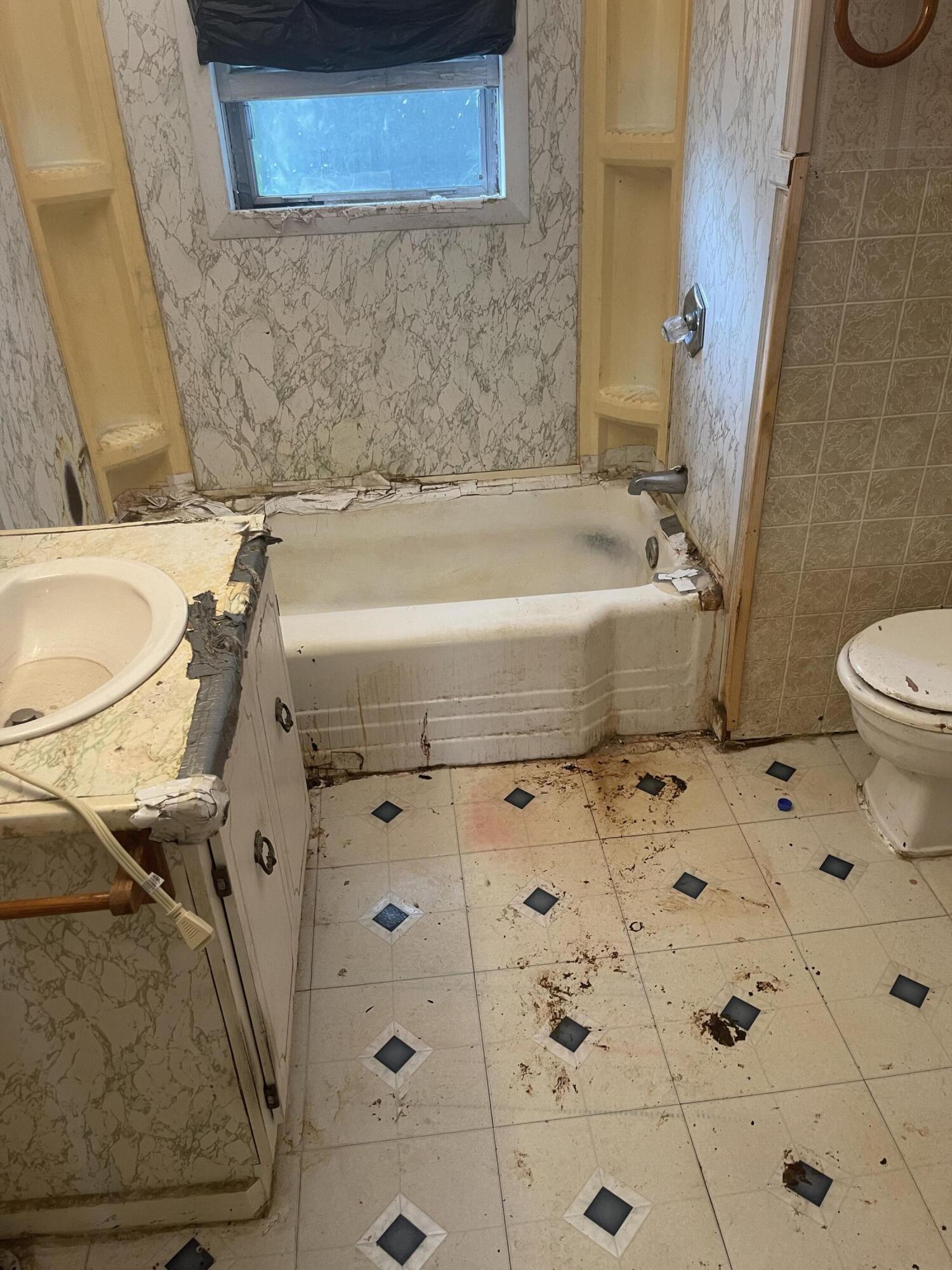 90 Oak Street, Unit R Lewiston, ME 04240 - Photo 3 of 28 IMG_3779