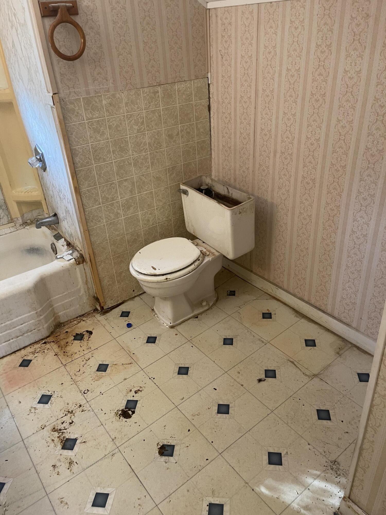 90 Oak Street, Unit R Lewiston, ME 04240 - Photo 4 of 28 IMG_3778