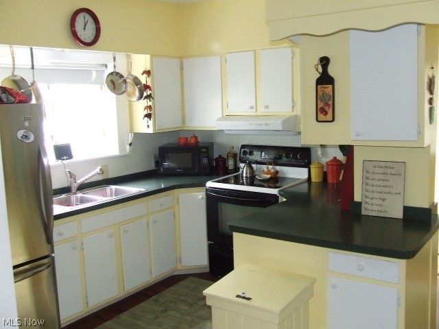 653 Ecton Road Akron, OH 44303 - Photo 8 of 25 Kitchen with appliances that stay, possible eating area is off to the right, just out of view.