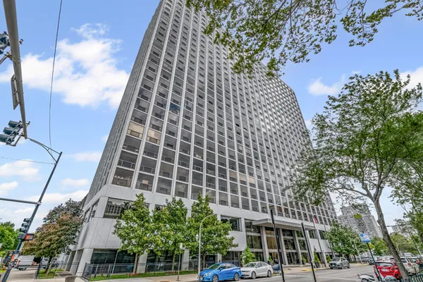 $2,400 | 4343 North Clarendon Avenue, Unit 2313, Chicago, IL 60613