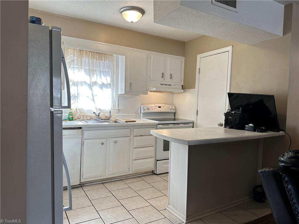 1103 Robinhood Road, Unit G High Point, NC 27262 - Photo 3 of 12 Gallery Image 3