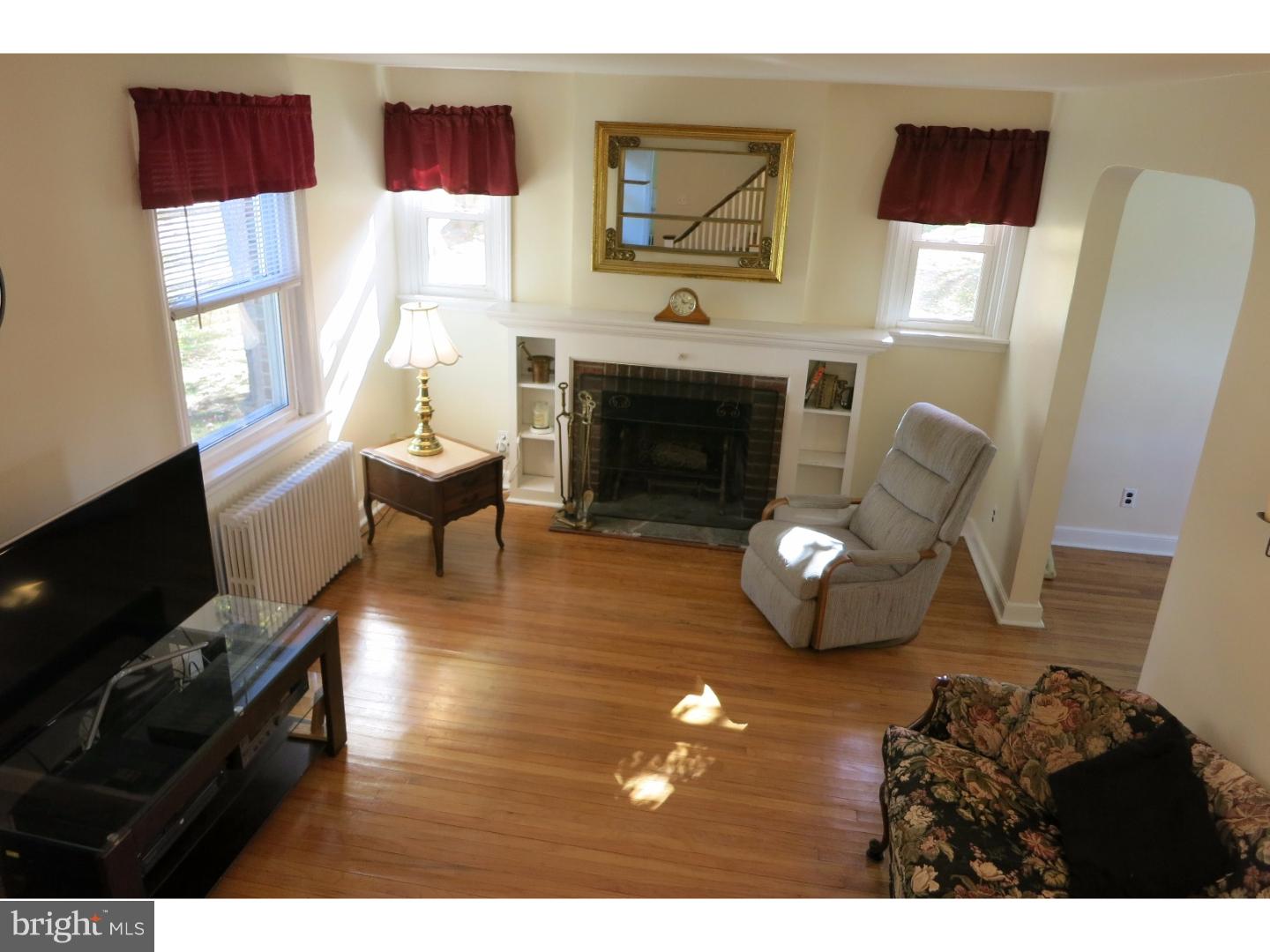2860 Bristol Road Warrington, PA 18976 - Photo 4 of 25 Living Room