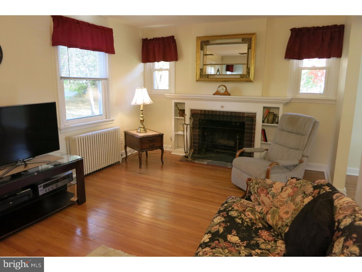2860 Bristol Road Warrington, PA 18976 - Photo 6 of 25 Living Room