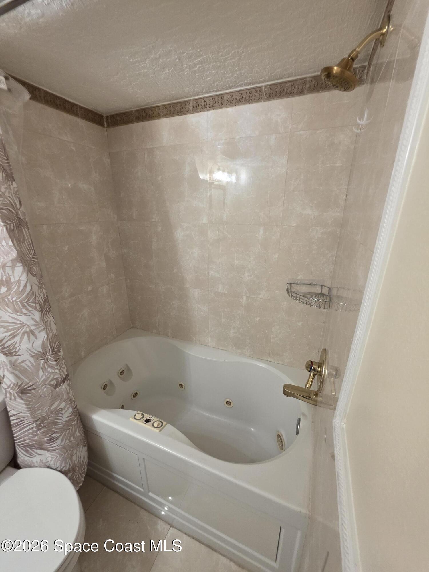 189 Cambridge Lane Melbourne, FL 32935 - Photo 8 of 14 a bathroom with a bathtub and a shower