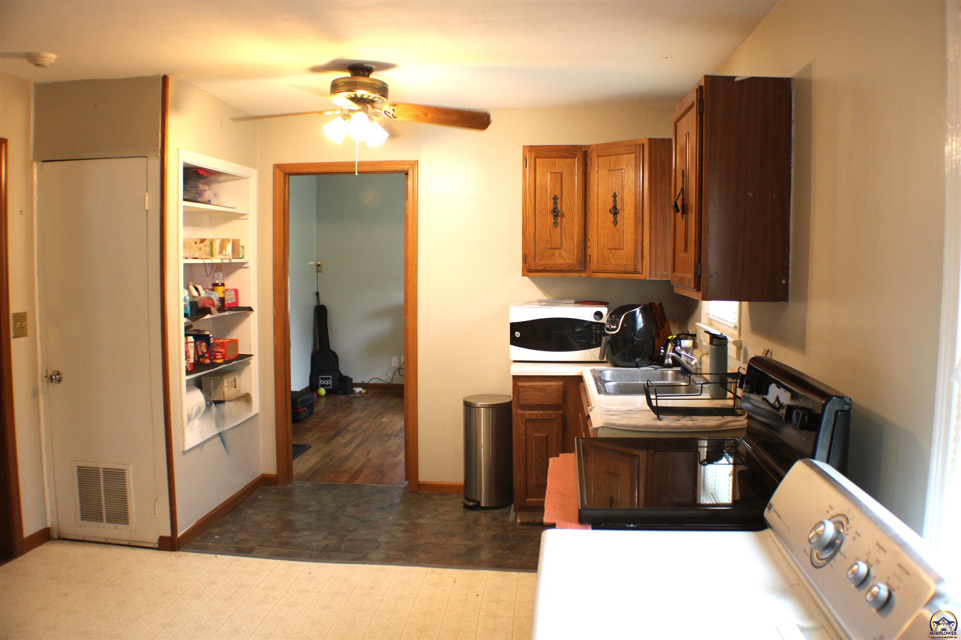 1014 Southeast 21st Street Topeka, KS 66607 - Photo 13 of 25