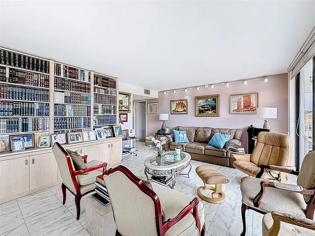 $750,000 | 210 174th Street, Unit 409, Sunny Isles Beach, FL 33160