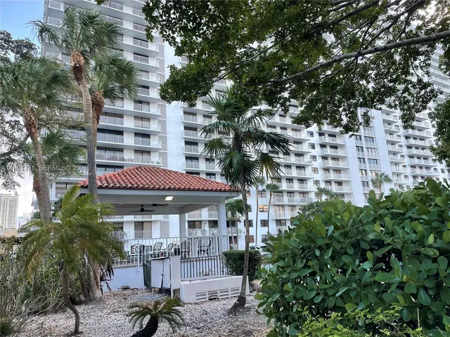 $750,000 | 210 174th Street, Unit 409, Sunny Isles Beach, FL 33160