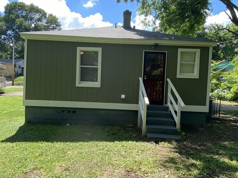 1534 Gabay Street Memphis, TN 38106 - Photo 3 of 8 a front view of a house with garden