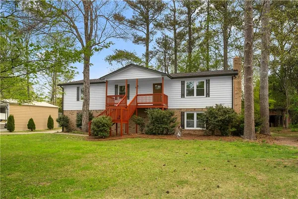 a view of a house with a yard