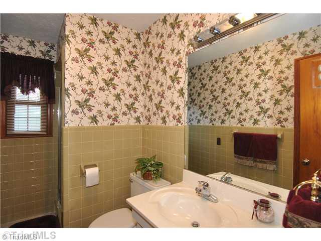 4430 Hampton Road Clemmons, NC 27012 - Photo 11 of 15 Bath.