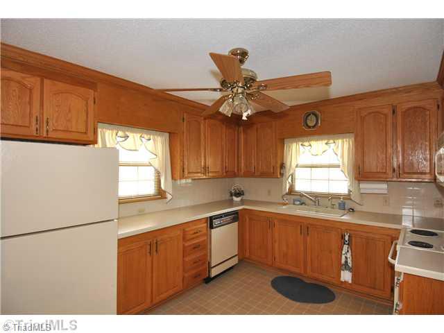 4430 Hampton Road Clemmons, NC 27012 - Photo 5 of 15 Kitchen.
