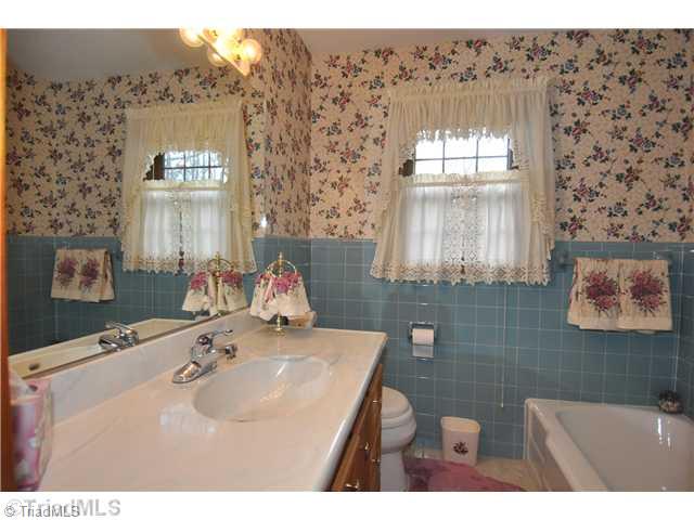 4430 Hampton Road Clemmons, NC 27012 - Photo 10 of 15 Bath.