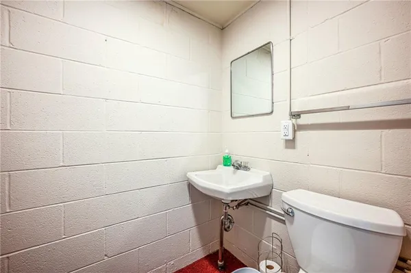 a view of a house with backyard