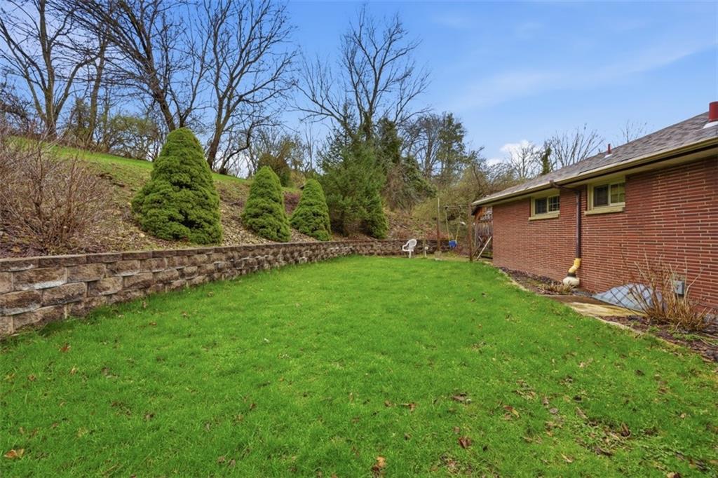 2386 Crestview Road Pittsburgh, PA 15216 - Photo 40 of 48 a backyard of a house with lots of green space