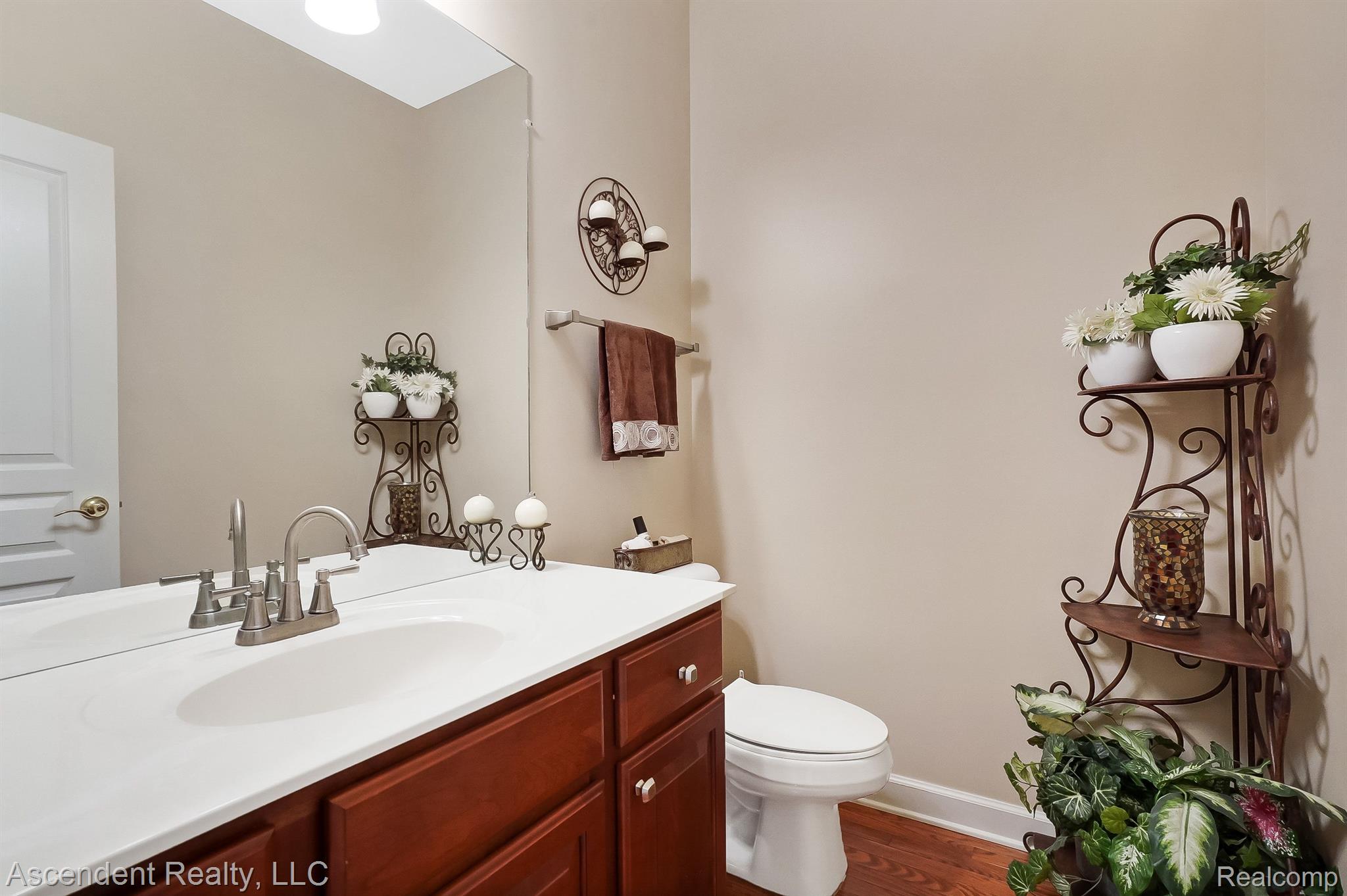 3704 Tremonte Circle, Unit 88 Rochester, MI 48306 - Photo 10 of 41 Powder room
