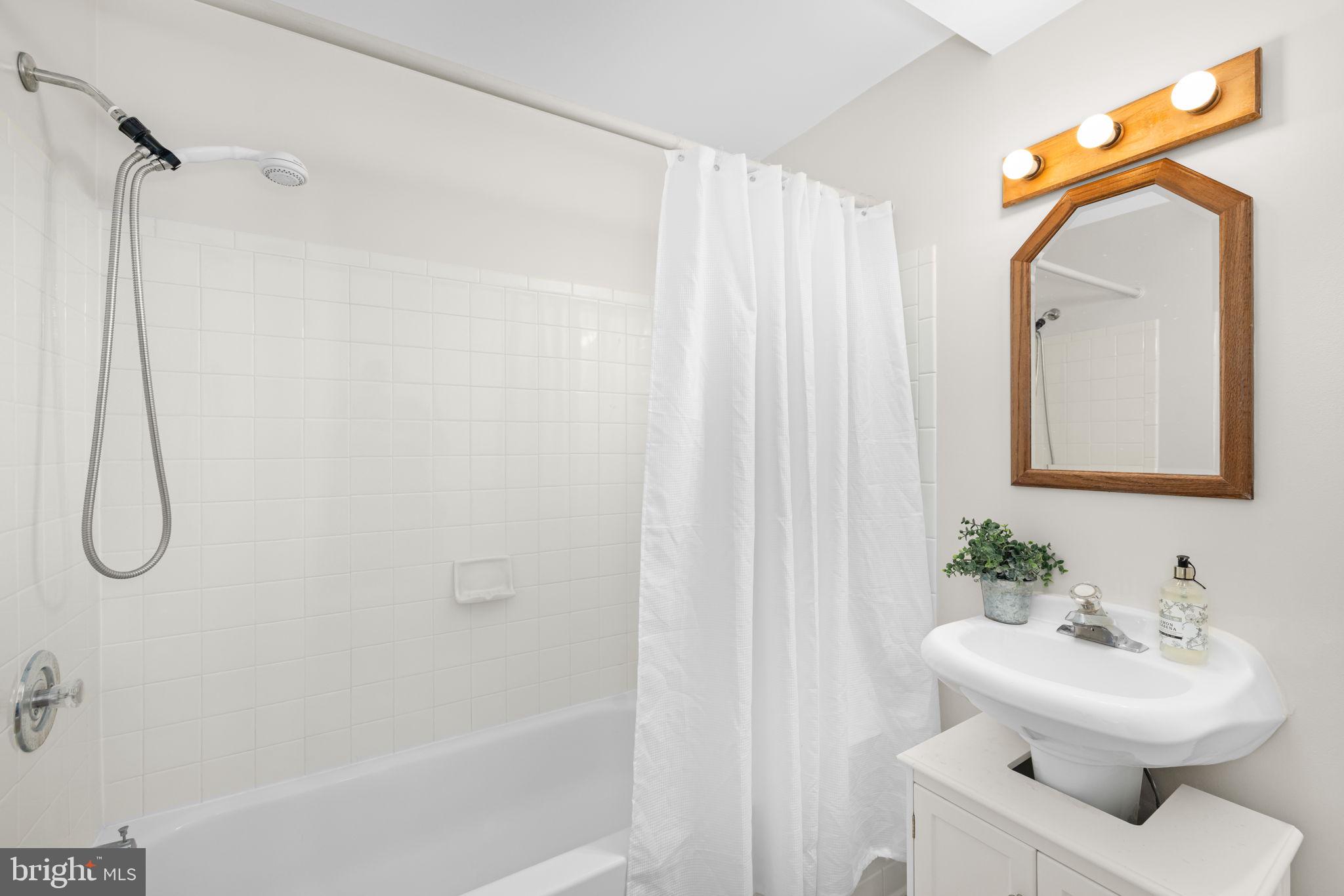 1446 Laurel Hill Road Vienna, VA 22182 - Photo 32 of 43 Full Bathroom