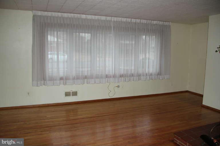 4227 Darleigh Road Baltimore, MD 21236 - Photo 11 of 14 Living Room