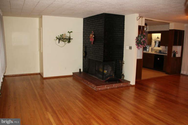 4227 Darleigh Road Baltimore, MD 21236 - Photo 12 of 14 Living Room