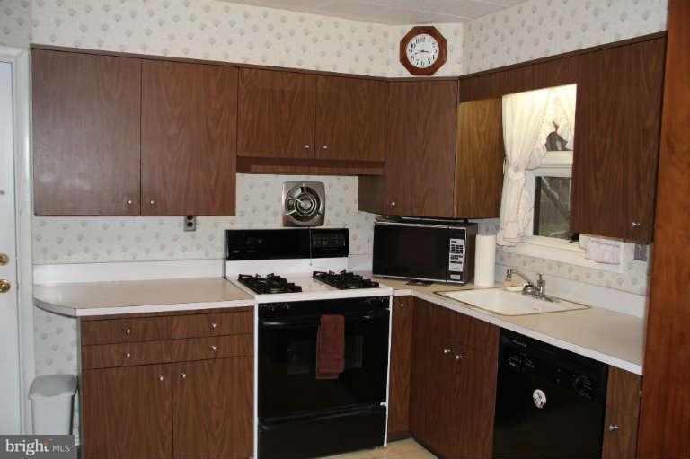 4227 Darleigh Road Baltimore, MD 21236 - Photo 7 of 14 Kitchen