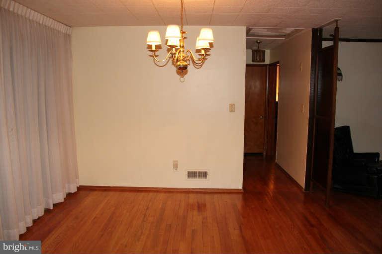 4227 Darleigh Road Baltimore, MD 21236 - Photo 9 of 14 Dining Room