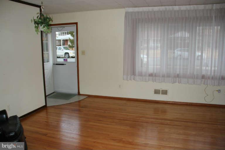 4227 Darleigh Road Baltimore, MD 21236 - Photo 10 of 14 Living Room