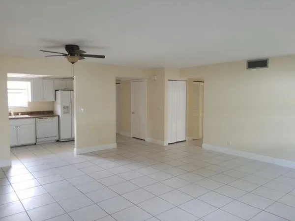 $1,900 | 720 North Dixie Highway, Unit 202, Lantana, FL 33462