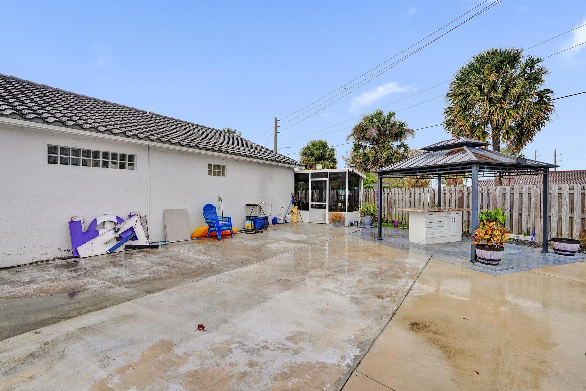 7635 Northwest 168th Terrace Hialeah, FL 33015 - Photo 2 of 41 DSC07742