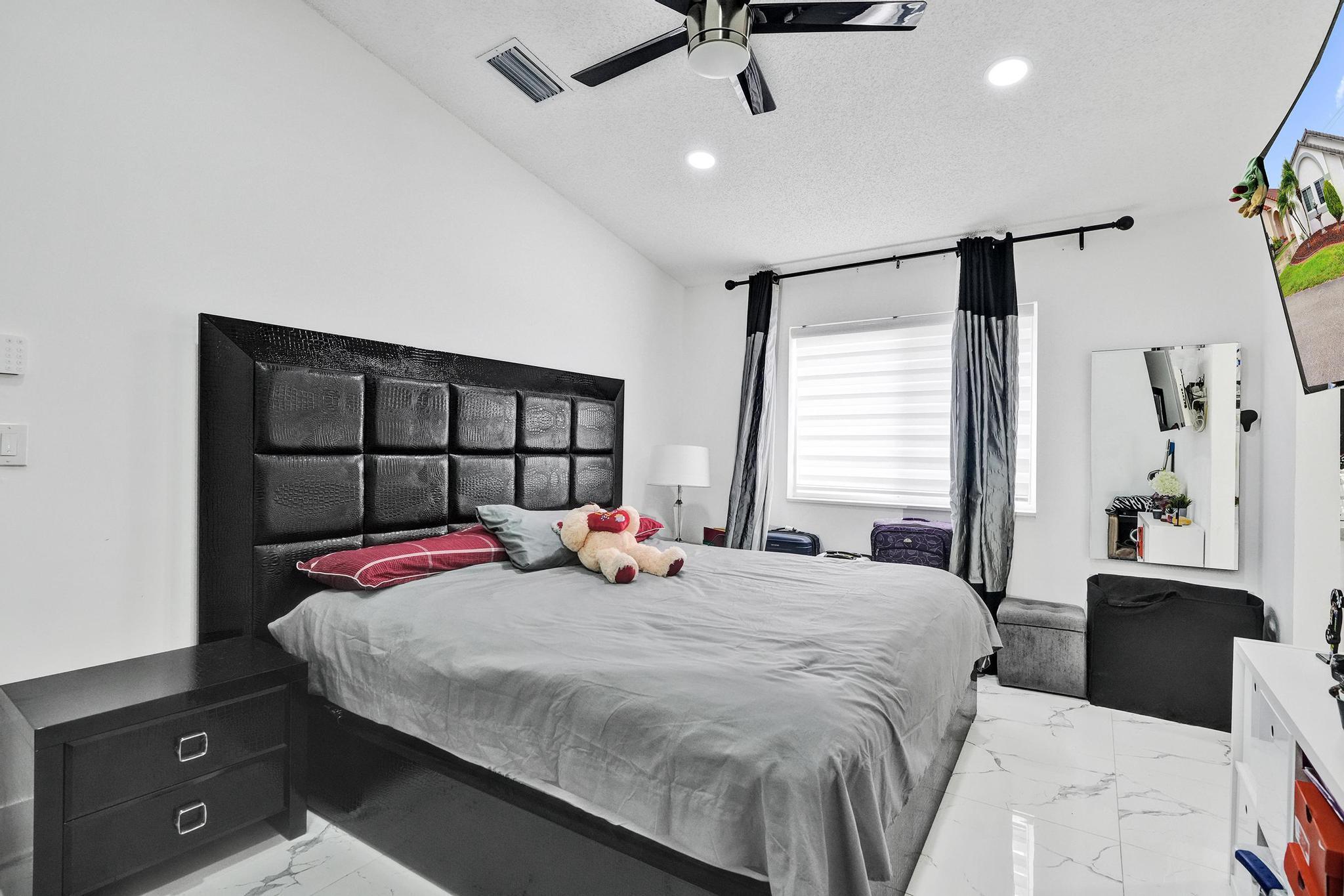 7635 Northwest 168th Terrace Hialeah, FL 33015 - Photo 24 of 41 DSC07760