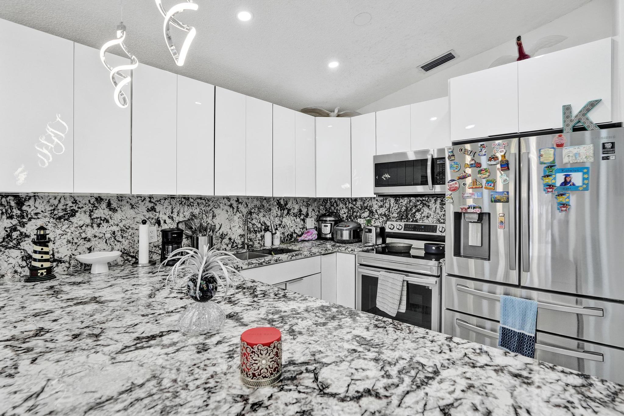 7635 Northwest 168th Terrace Hialeah, FL 33015 - Photo 7 of 41 DSC07703