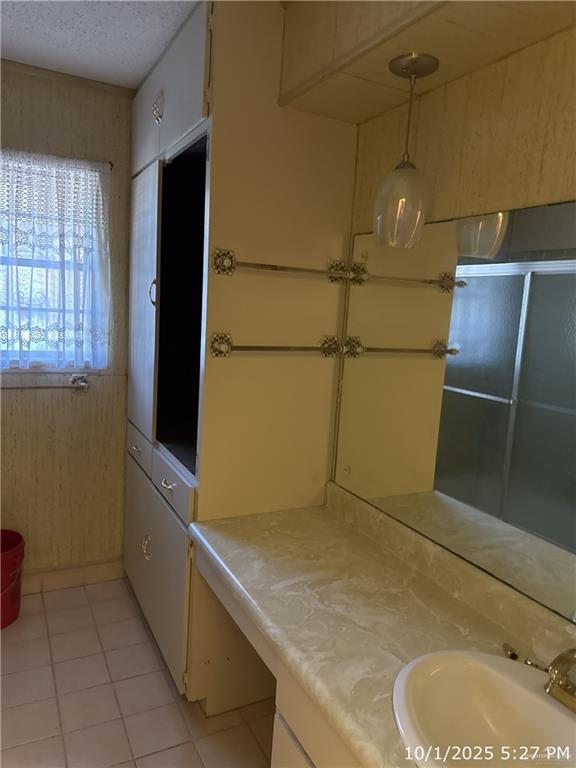 421 Longshadow Road Laredo, TX 78041 - Photo 11 of 13 a bathroom with a tub and sink