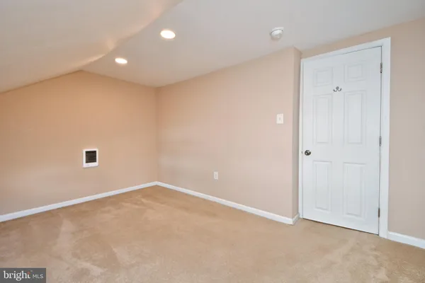 en empty room with windows and closet