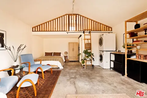 $1,800,000 | 1034 Oakwood Avenue, Venice, CA 90291