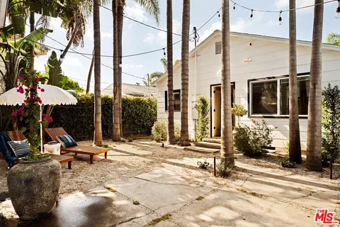 $1,800,000 | 1034 Oakwood Avenue, Venice, CA 90291