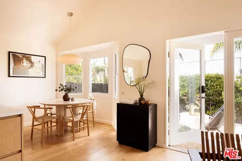 $1,800,000 | 1034 Oakwood Avenue, Venice, CA 90291