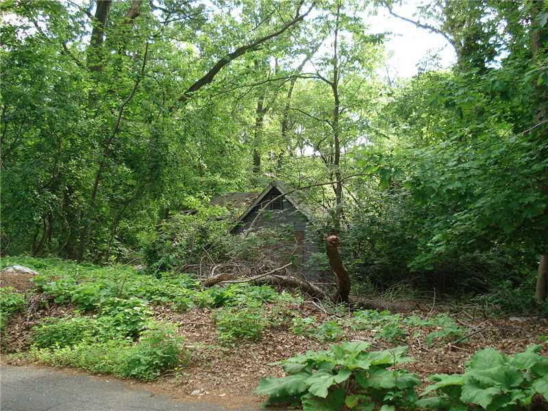 26 Range Road, Unit 32B13 Rowayton, CT 06853 - Photo 2 of 7 a backyard of a house with lots of green space