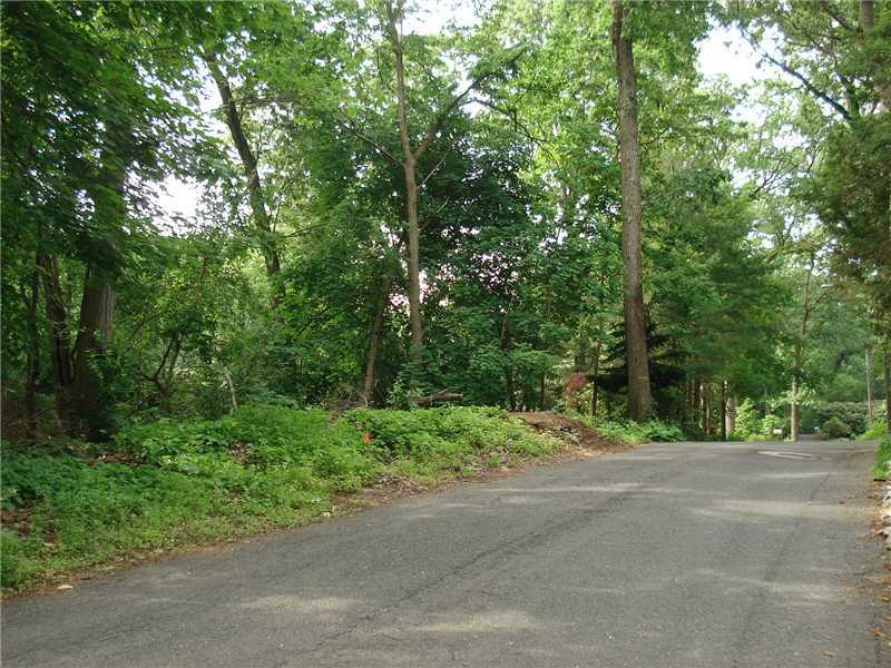 26 Range Road, Unit 32B13 Rowayton, CT 06853 - Photo 6 of 7 a view of a yard with a trees